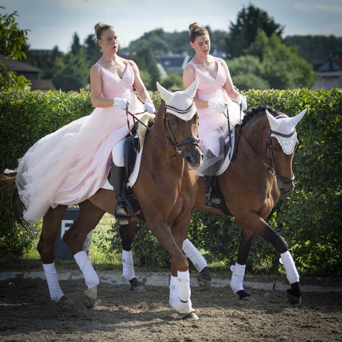 Franz Paul Podek hält eine Leica-Kamera vors Auge und blickt lächelnd in die Linse